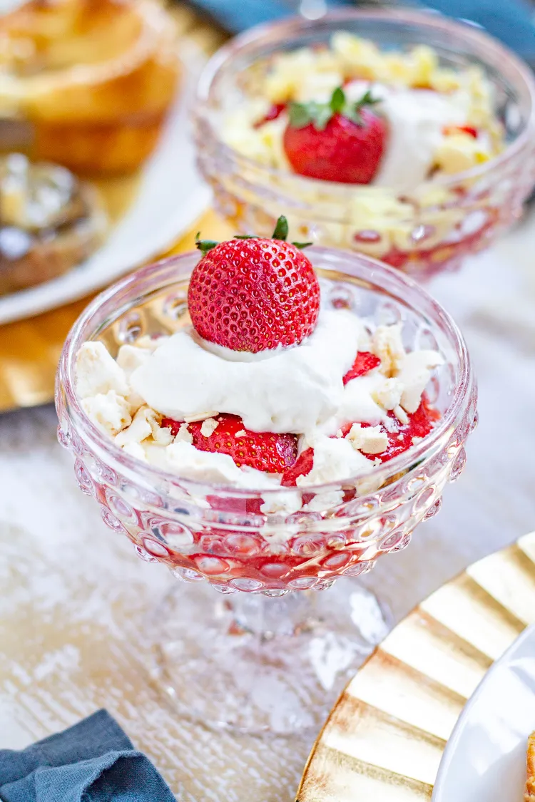 Eton Mess Rezept mit frischen Erdbeeren schnelle Sommer Desserts im Glas