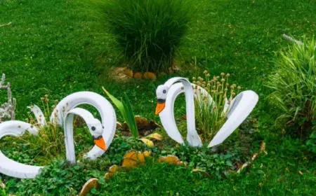 Figuren aus Autoreifen basteln - Schwäne im Beet mit Gräsern bepflanzen