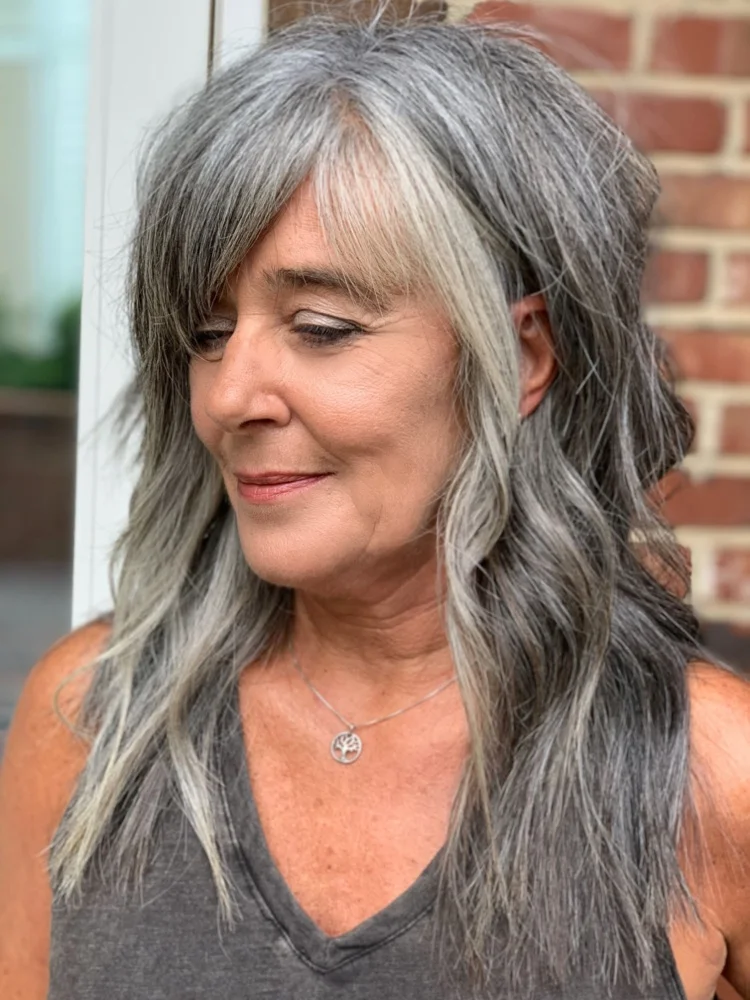 Frisur für lange graue Haare ab 60 mit seitlichem Pony