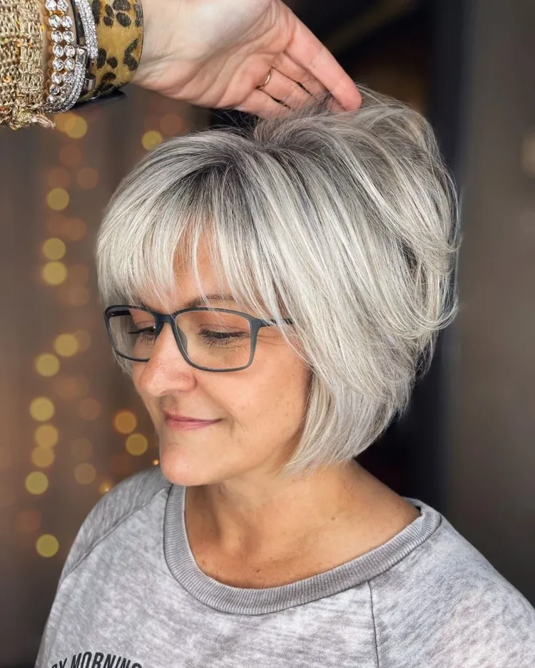 Frisuren für dünnes Haar ab 50 mit Brille Bob mit Pony Frisurentrend 2022