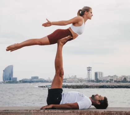 Front Bird Pose - Acro Yoga Übungen verbessern das Gleichgewicht und die Kraft