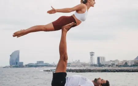 Front Bird Pose - Acro Yoga Übungen verbessern das Gleichgewicht und die Kraft