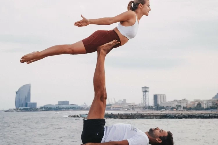Front Bird Pose - Acro Yoga Übungen verbessern das Gleichgewicht und die Kraft