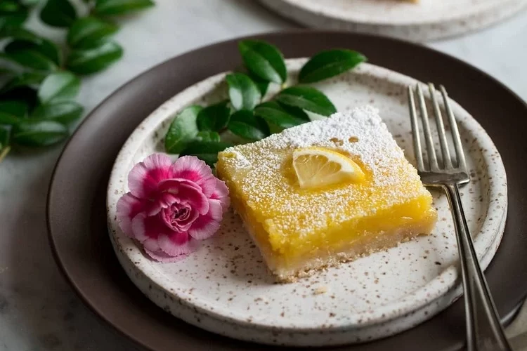 Fruchtiges Zitronenschnitten Rezept als Dessert im Sommer