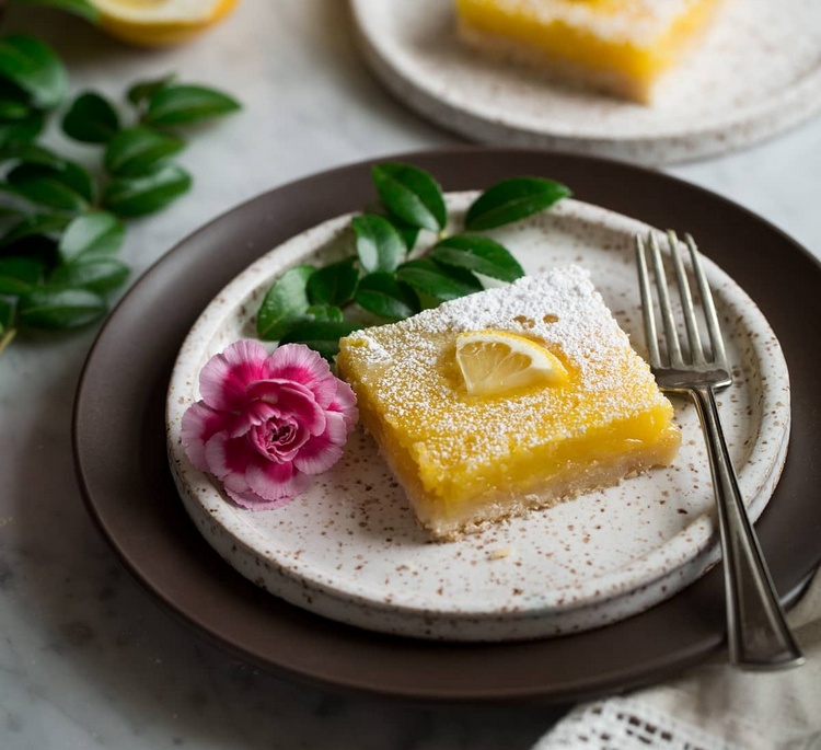 Fruchtiges Zitronenschnitten Rezept als Dessert im Sommer