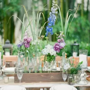 Gartenhochzeit Deko für den Tisch mit Wiesenblumen in Glasvasen