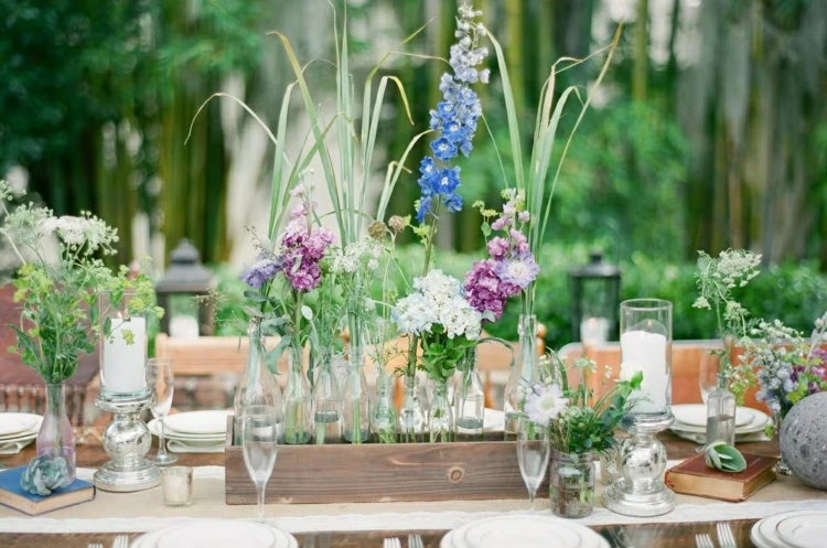 Gartenhochzeit Deko für den Tisch mit Wiesenblumen in Glasvasen