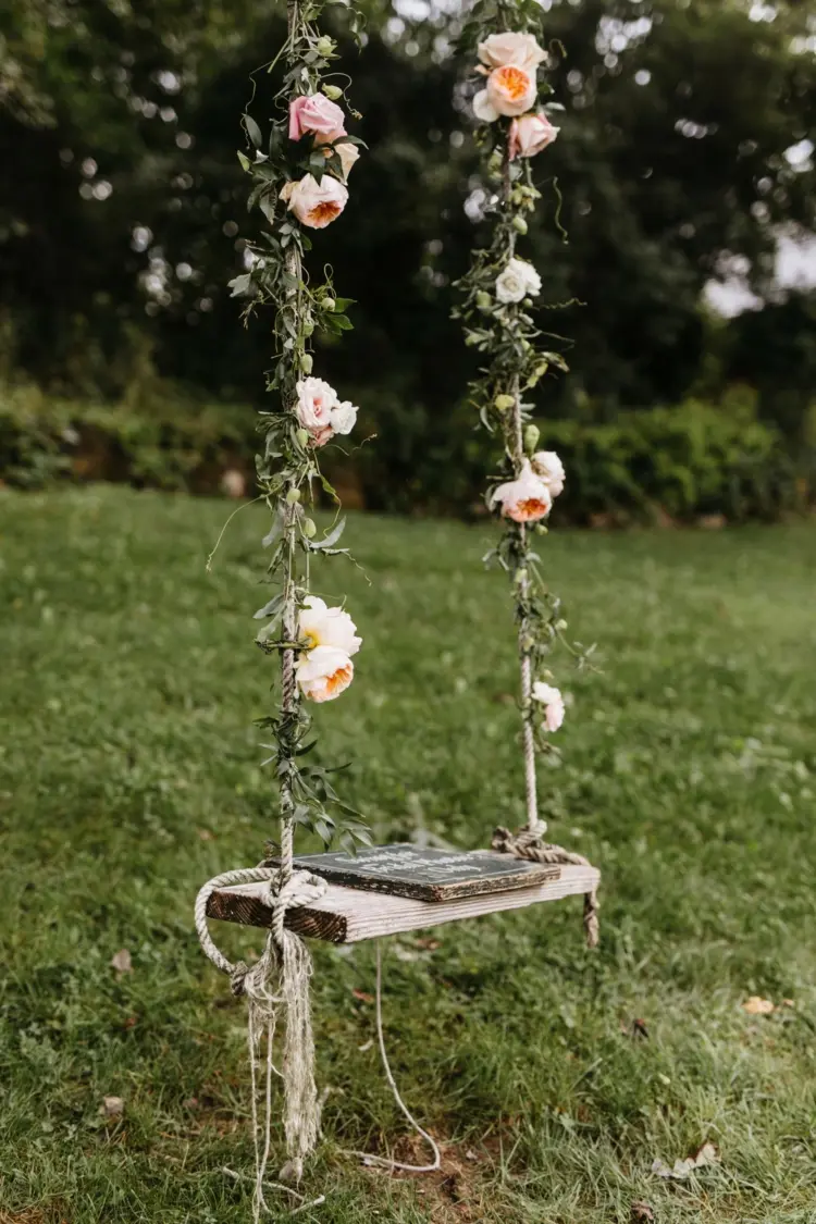 Gartenhochzeit Deko mit einer romantischen Holzschaukel mit Rosen