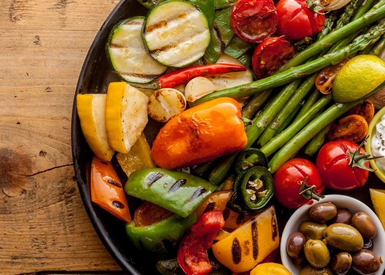 Gemüse richtig vorbereiten und auf Plancha stellen