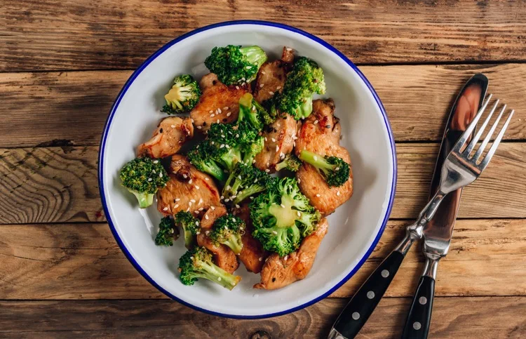 Gericht mit Hähnchen und Brokkoli selbst zubereiten
