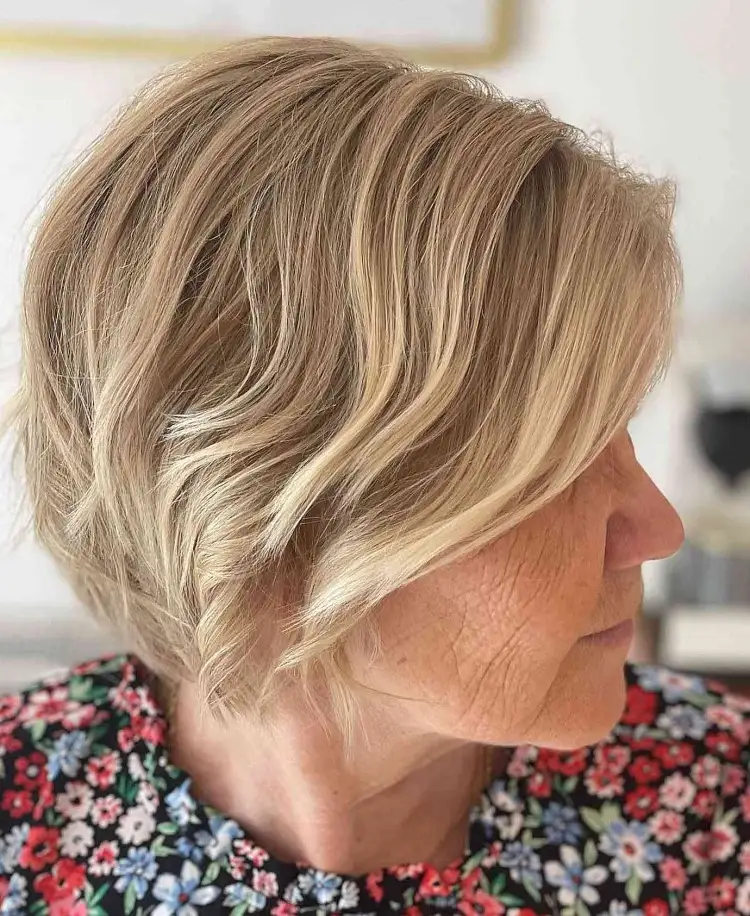 Gestufter Bob für Frauen ab 60 mit blonden Haaren