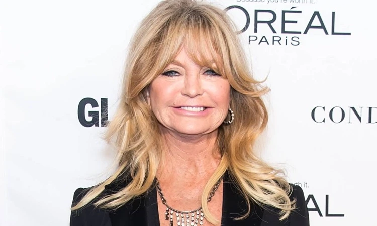 Goldie Hawn trägt lange Haare mit Curtain Bangs ab 60