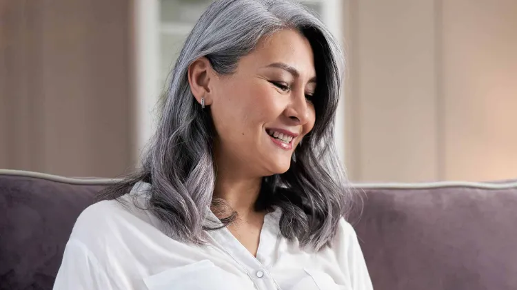 Graue Haare mit Highlights Haarschnitte für Frauen ab 50