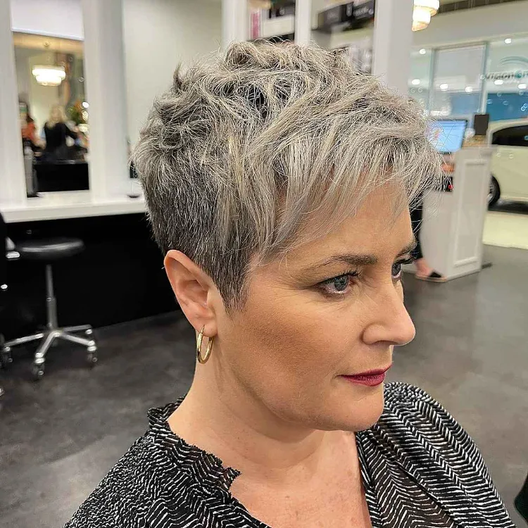 Grey Blending Frisurentrend 2022 Pixie Cut für ältere Frauen