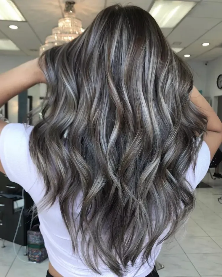 Grey Blending Trend Sommer 2022 Graue Haare mit Highlights Bilder