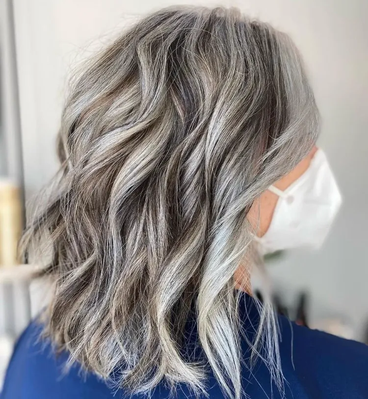 Grey Blending Trend Sommer 2022 graue Haare mit Highlights