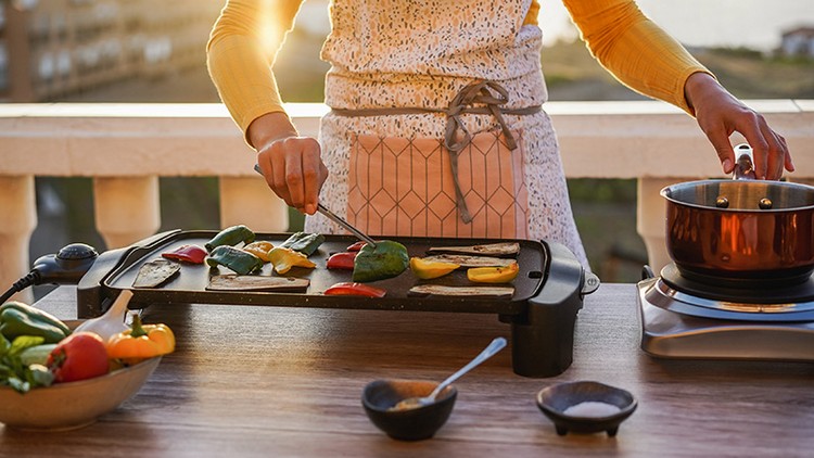 Grillen a la plancha ist ein einfaches Upgrade für Ihren Holzkohle-Kugelgrill