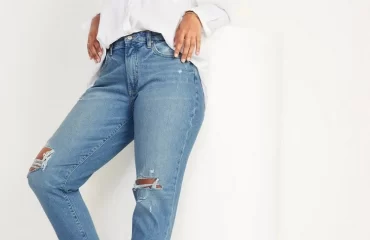 High-Rise-Jeans sitzen oberhalb der Taille, sodass sie die Aufmerksamkeit von den Beinen nehmen