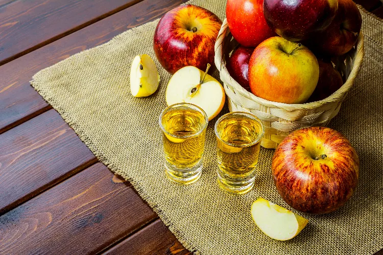 Hilft Apfelessig bei Akne Hausmittel gegen Pickel im Gesicht