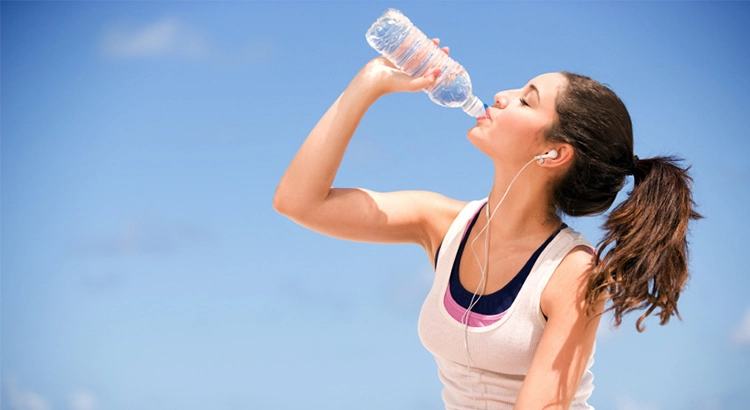 Indem Sie mehr Wasser trinken, können Sie die Salzmenge in Ihrem Körper reduzieren