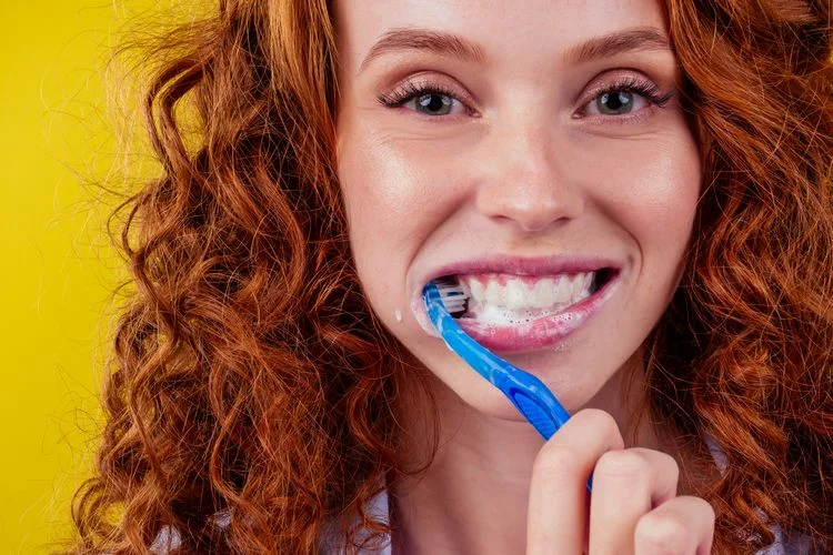 Kann man gelbe Zähne wieder weiß putzen?