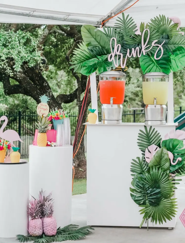 Karibische Party planen mit Bar für Cocktails und Limonade