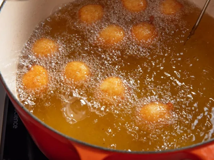 Kartoffelkrapfen vorbereiten und im Topf oder der Fritteuse frittieren