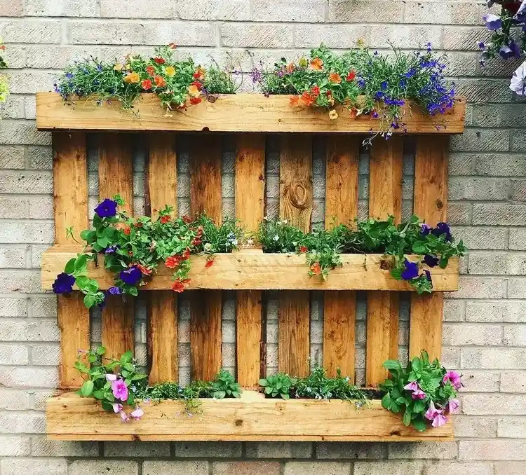 Kleine Balkon-Wand bepflanzen mit Hilfe einer Palette und Blumenkästen