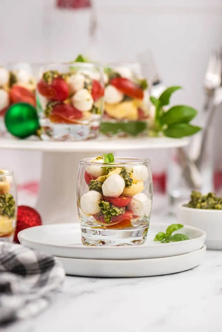 Köstlicher Caprese-Salat - italienische Vorspeisen im Glas - Rezepte