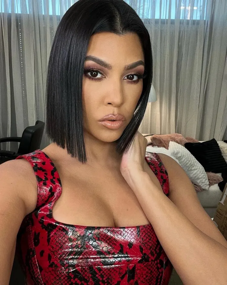 Kourtney Kardashian's Bob-Haarschnitt 2022 ist die perfekte Ergänzung zu ihrem neuen Stil