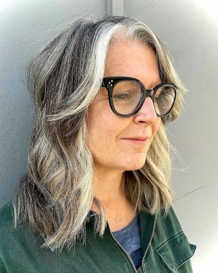 Längerer zotteliger Haarschnitt eignet sich perfekt für Frauen mit Brille