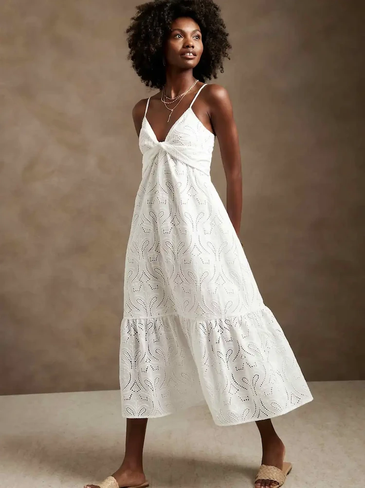 Lässiges weißes Sommerkleid im Boho-Midi-Stil