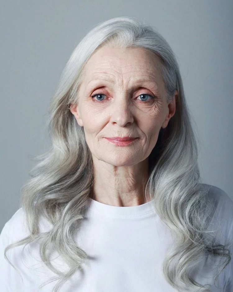 Langhaarfrisuren für Frauen ab 60 mit grauen Haaren Locken