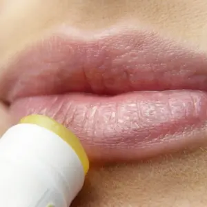 Lippenbalsam selbermachen ist eine Fähigkeit, die man ganz leicht beherrschen kann