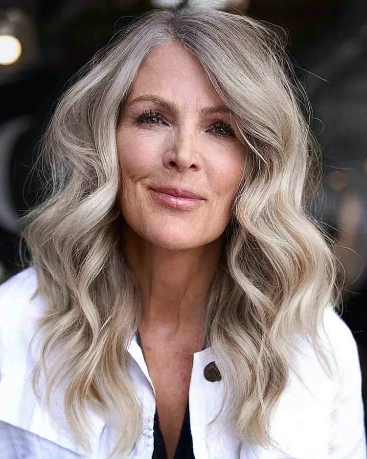 Lockige Haare Stufenschnitt für Frauen ab 60