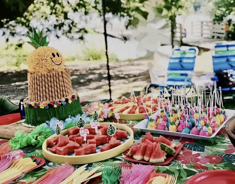 Mottoparty Idee mit hawaiianischer Atmosphäre - Ananas und andere Früchte servieren