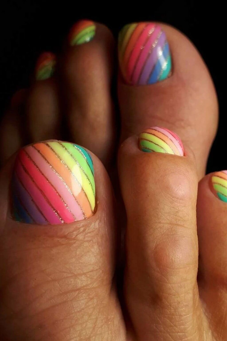 Nagellack Trends für Füße - Diese Regenbogendesigns liegen derzeit voll im Trend