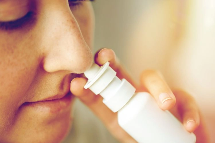 Natürliche Mittel gegen Pollenallergie - Kochsalz-Nasenspray