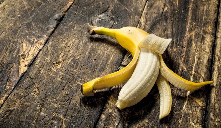 Natürliche Mittel wie Bananen-, Orangen- oder Zitronenschalen für ein schönes Lächeln verwenden