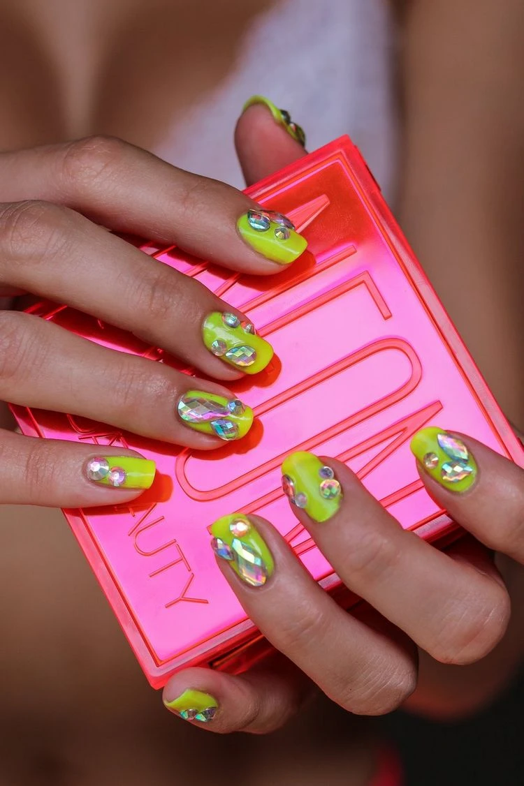 Neue Neon-Farben für die Nägel - Nagellack-Trends im Sommer