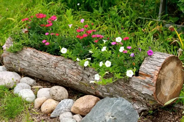 Originelle Deko Ideen für den Garten Blumenkasten aus Baumstamm selber bauen