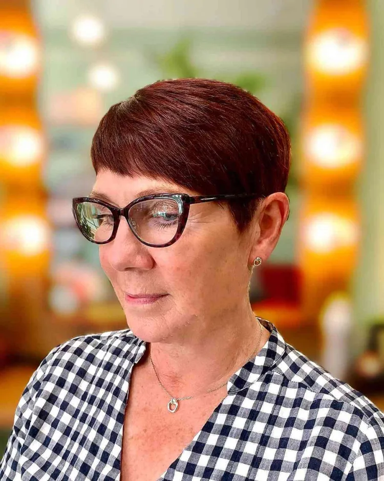 Pixie Cut Kurzhaarfrisuren für Damen mit Brille 2022