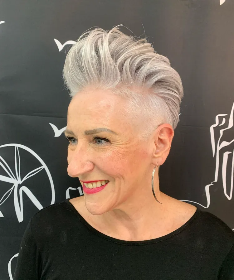 Pixie Cut für ältere Frauen Undercut für graue Haare Bilder
