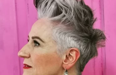 Pixie mit Undercut für graue Haare Frisurentrends Sommer 2022