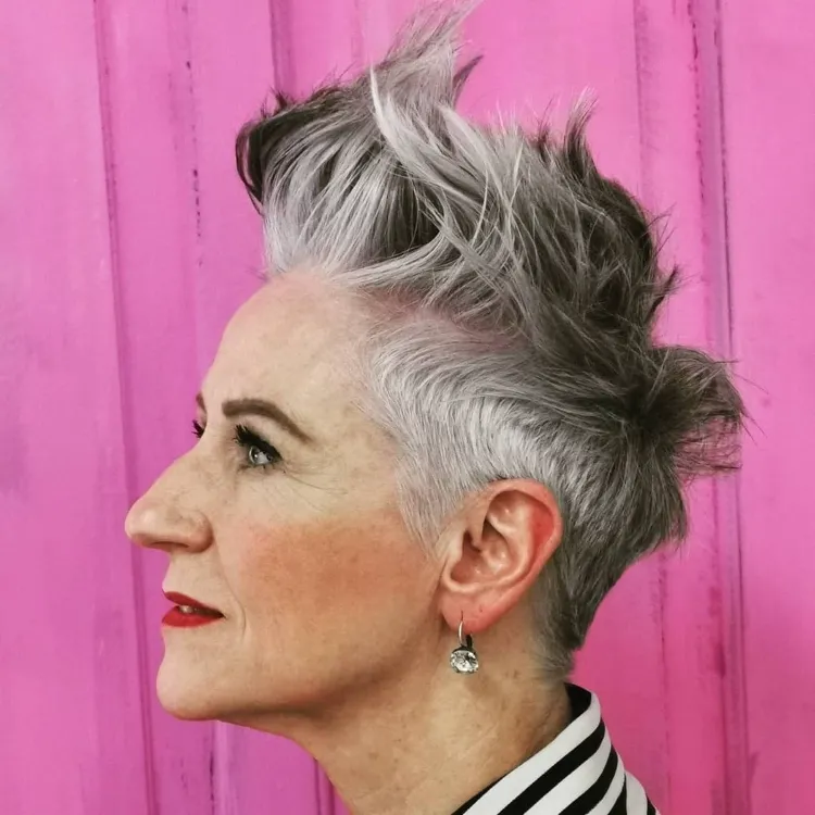 Pixie mit Undercut für graue Haare Frisurentrends Sommer 2022