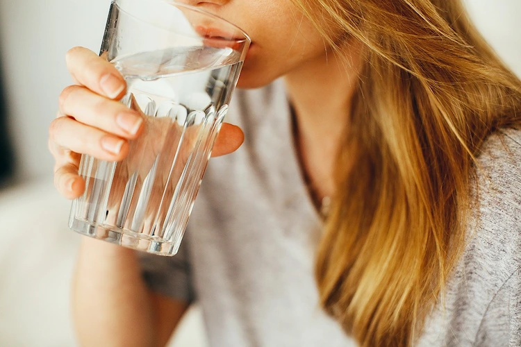 Regelmäßig Wasser trinken, um Gewicht zu verlieren