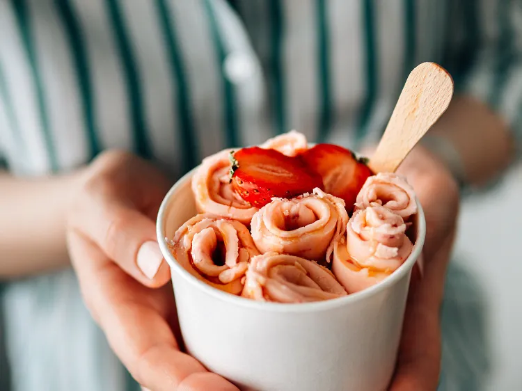 Rolled Ice Cream selber machen Schritt für Schritt Erdbeereis Rezept ohne Eismaschine