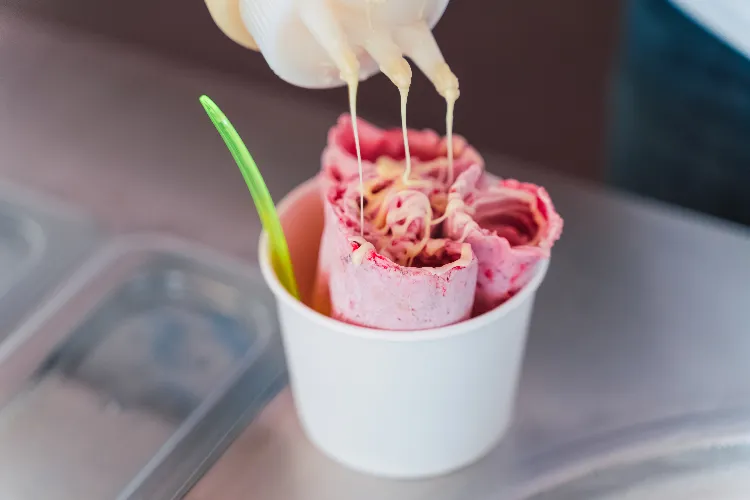 Rolled Ice Cream selber machen Tipps Erdbeereis Rezept ohne Eismaschine