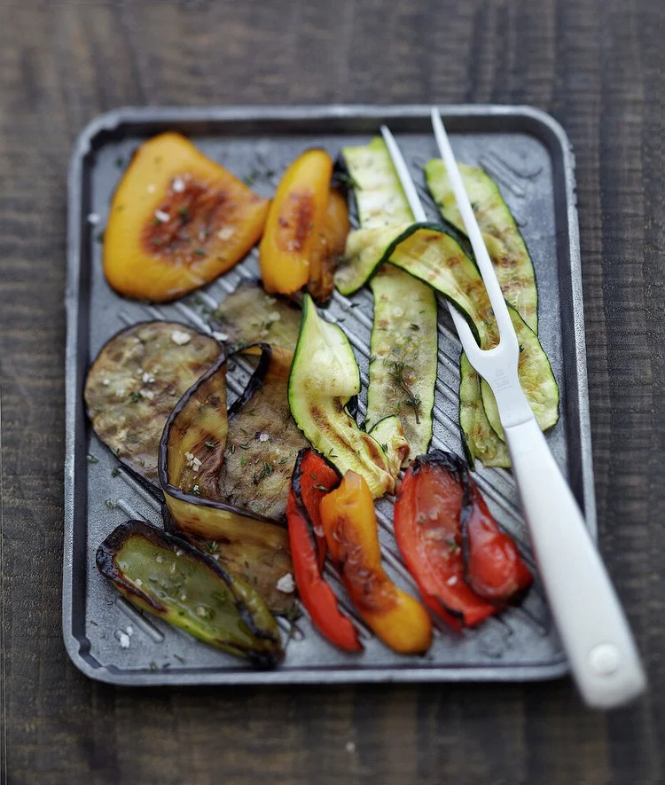 Servieren Sie Ihr gegrilltes mediterranes Gemüse mit einem Spritzer Pesto-Dressing