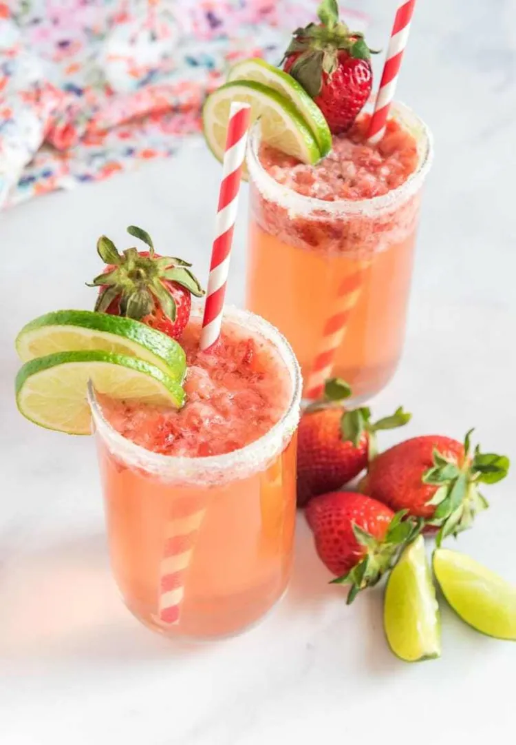 Sommergetränke 2022 Erdbeer Cocktail mit Rum